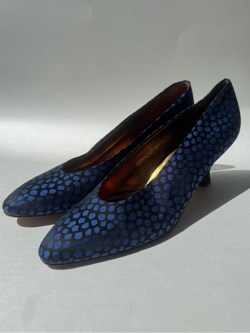 Vintage 1980s Perry Ellis Blue Spotted Silk Jacquard Python Pumps Kitten Heel